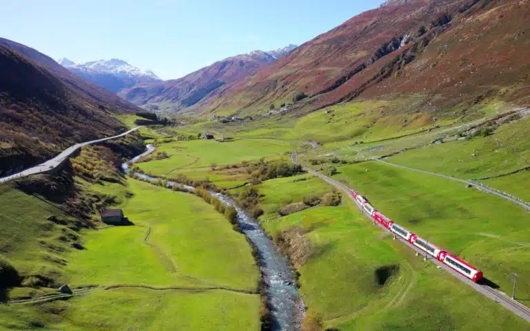 Bernina Express en plein cœur de la verdure Suisse