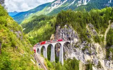 Glacier express sur un viaduc