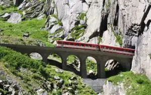 Pont express alpin au col Saint-Gothard en Suisse