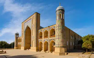 'ensemble architectural de la place Chorsu, avec la madrasah de Kukeldash