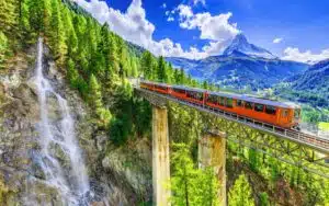 Le magnifique train touristique avec cascade, pont et Cervin