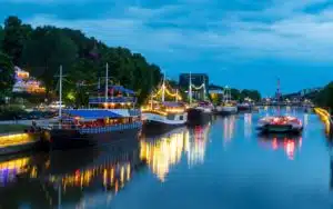 Rivière Aura à Turku de nuit