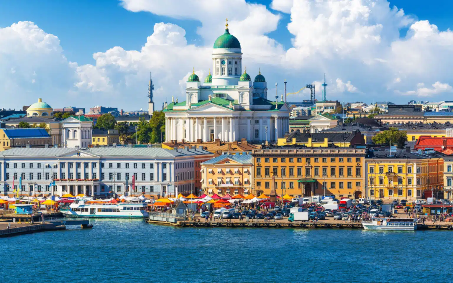Vue panoramique sur la place du Marché de Helsinki